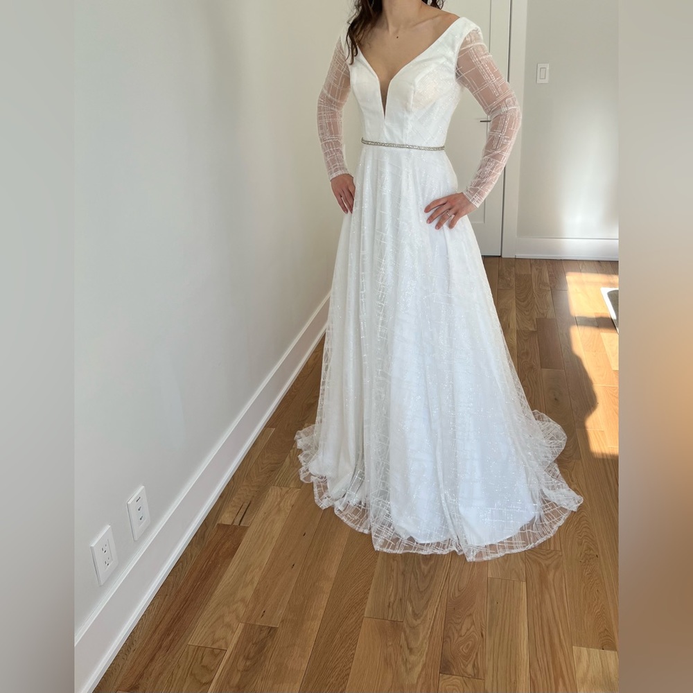 NEW WHITE WEDDING dress, never worn it!